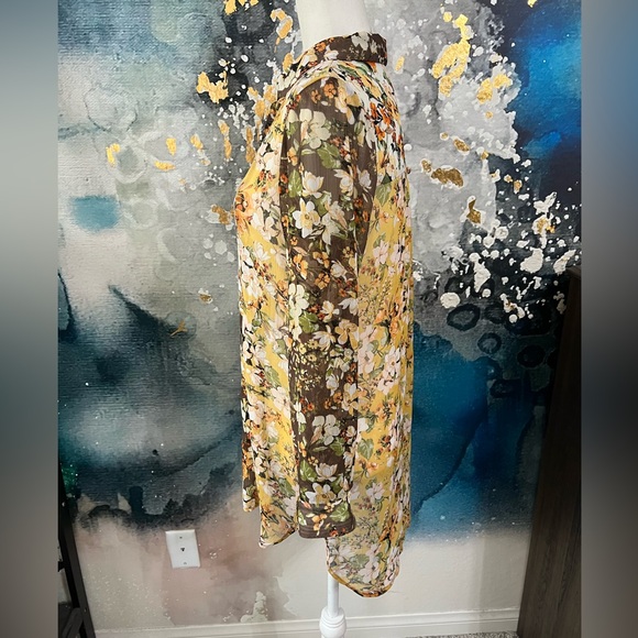 Adeline | Contrast Floral Button-Up Blouse - Picture 3 of 8